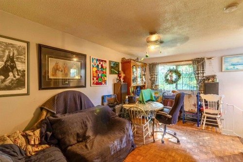 88 Fell Avenue, Burnaby, BC - Indoor Photo Showing Living Room