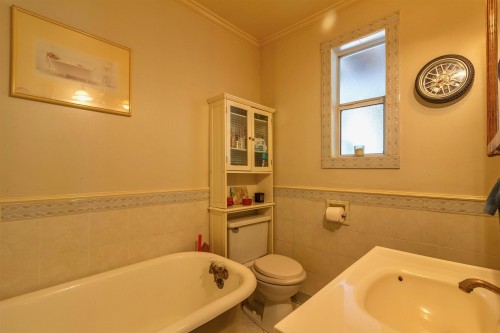 88 Fell Avenue, Burnaby, BC - Indoor Photo Showing Bathroom