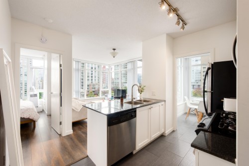 801-480 Robson Street, Vancouver, BC 