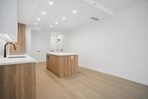 204-8398 Oak Street, Vancouver, BC 