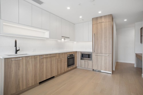 202-8398 Oak Street, Vancouver, BC 