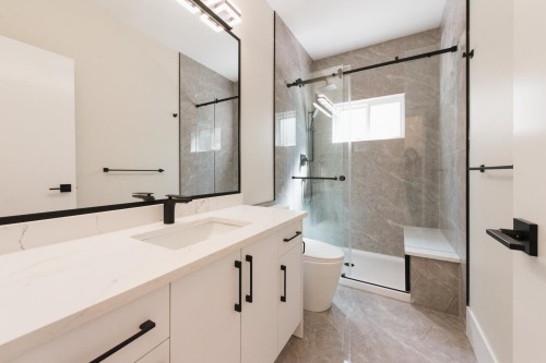 5964 Barnacle Street, Sechelt, BC - Indoor Photo Showing Bathroom
