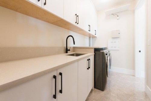 5964 Barnacle Street, Sechelt, BC - Indoor Photo Showing Laundry Room