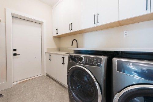 5964 Barnacle Street, Sechelt, BC - Indoor Photo Showing Laundry Room