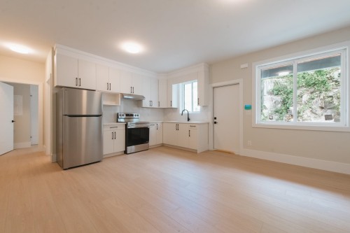 5964 Barnacle Street, Sechelt, BC - Indoor Photo Showing Kitchen
