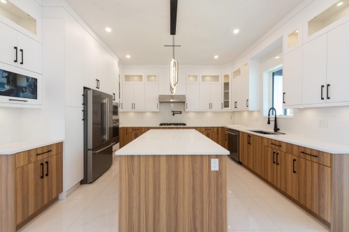 5964 Barnacle Street, Sechelt, BC - Indoor Photo Showing Kitchen With Upgraded Kitchen