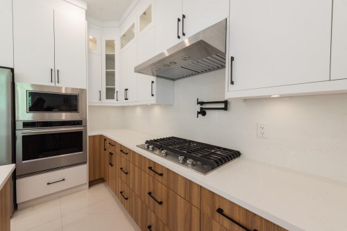 5964 Barnacle Street, Sechelt, BC - Indoor Photo Showing Kitchen