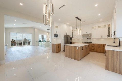 5964 Barnacle Street, Sechelt, BC - Indoor Photo Showing Kitchen With Upgraded Kitchen