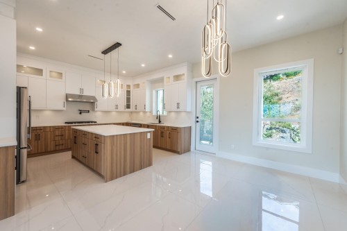5964 Barnacle Street, Sechelt, BC - Indoor Photo Showing Kitchen