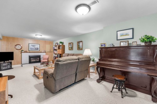 927 Selkirk Crescent, Coquitlam, BC 