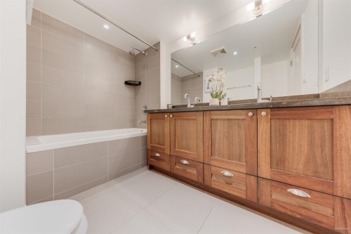 228-9373 Hemlock Drive, Richmond, BC - Indoor Photo Showing Bathroom