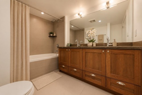 228-9373 Hemlock Drive, Richmond, BC - Indoor Photo Showing Bathroom