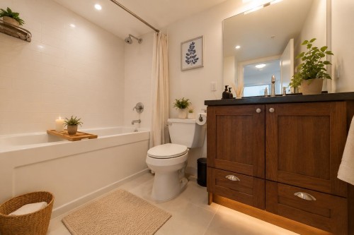 228-9373 Hemlock Drive, Richmond, BC - Indoor Photo Showing Bathroom