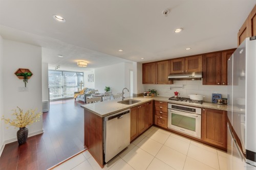 228-9373 Hemlock Drive, Richmond, BC - Indoor Photo Showing Kitchen