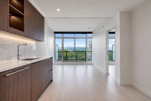 1708-4720 Lougheed Highway, Burnaby, BC - Indoor Photo Showing Kitchen
