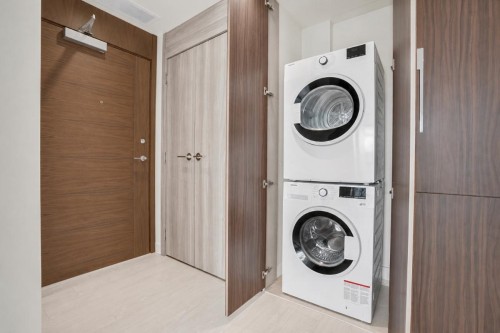 1708-4720 Lougheed Highway, Burnaby, BC - Indoor Photo Showing Laundry Room