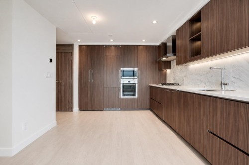 1708-4720 Lougheed Highway, Burnaby, BC - Indoor Photo Showing Kitchen