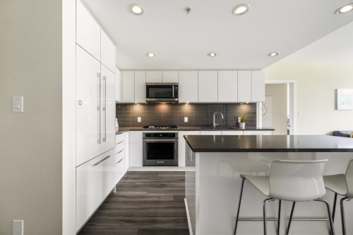 805-3096 Windsor Gate, Coquitlam, BC 