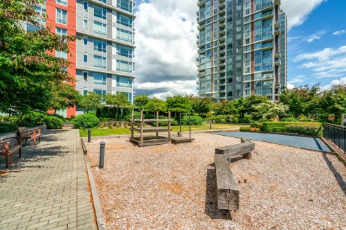 805-3096 Windsor Gate, Coquitlam, BC 