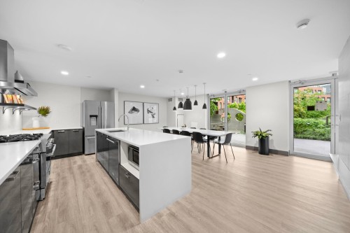 3559 Kent Avenue North E, Vancouver, BC - Indoor Photo Showing Kitchen With Upgraded Kitchen