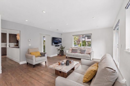 2999 Larson Road, North Vancouver, BC - Indoor Photo Showing Living Room