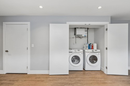 2999 Larson Road, North Vancouver, BC - Indoor Photo Showing Laundry Room