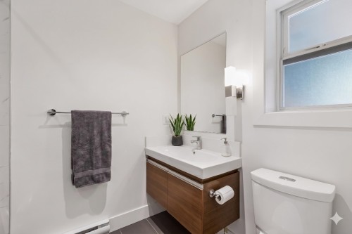 2999 Larson Road, North Vancouver, BC - Indoor Photo Showing Bathroom