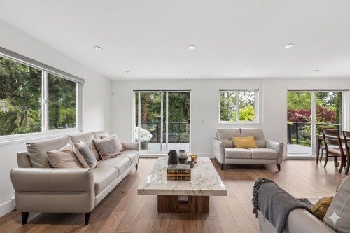 2999 Larson Road, North Vancouver, BC - Indoor Photo Showing Living Room