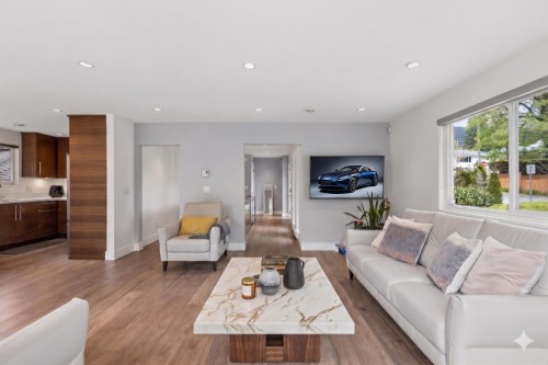 2999 Larson Road, North Vancouver, BC - Indoor Photo Showing Living Room