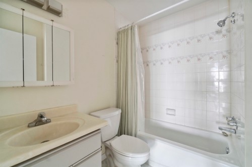 218-7591 Moffatt Road, Richmond, BC - Indoor Photo Showing Bathroom