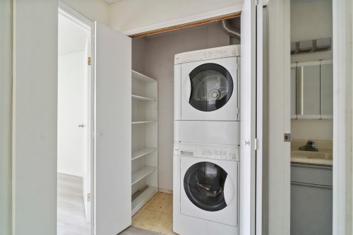 218-7591 Moffatt Road, Richmond, BC - Indoor Photo Showing Laundry Room