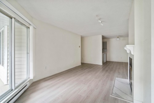 218-7591 Moffatt Road, Richmond, BC - Indoor Photo Showing Other Room