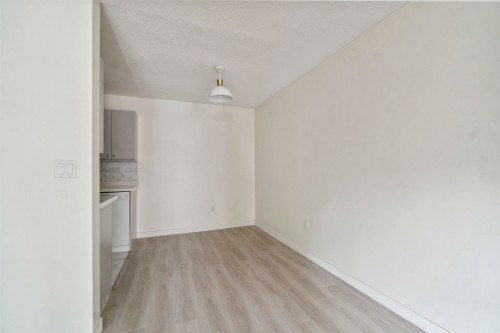 218-7591 Moffatt Road, Richmond, BC - Indoor Photo Showing Other Room