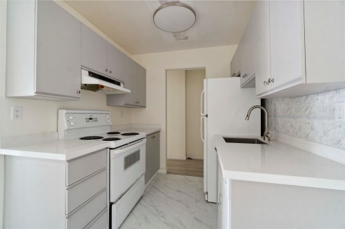 218-7591 Moffatt Road, Richmond, BC - Indoor Photo Showing Kitchen