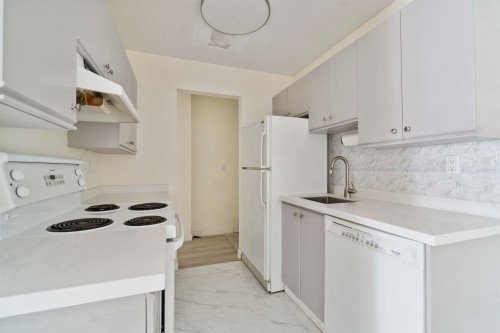 218-7591 Moffatt Road, Richmond, BC - Indoor Photo Showing Kitchen