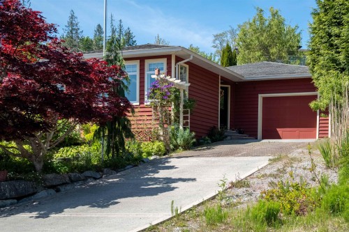 5599 Medusa Place  Sechelt, BC V7Z 0V1