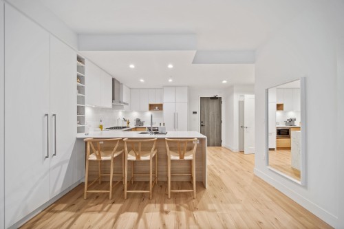 222-3131 Murray Street  Port Moody, BC V3H 0L9