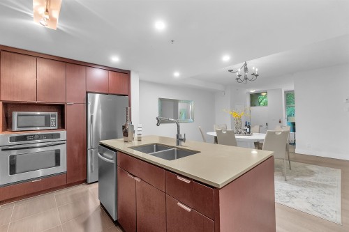 164 13Th Street W, North Vancouver, BC 