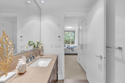 164 13Th Street W, North Vancouver, BC 