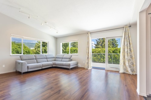5714 Trail Avenue, Sechelt, BC - Indoor Photo Showing Living Room