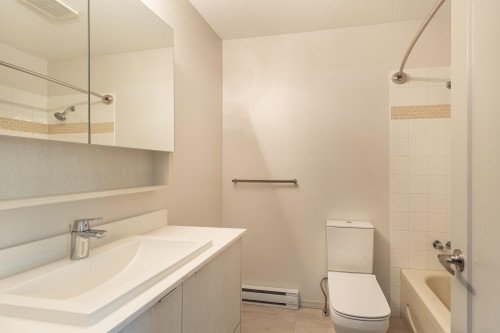 5714 Trail Avenue, Sechelt, BC - Indoor Photo Showing Bathroom