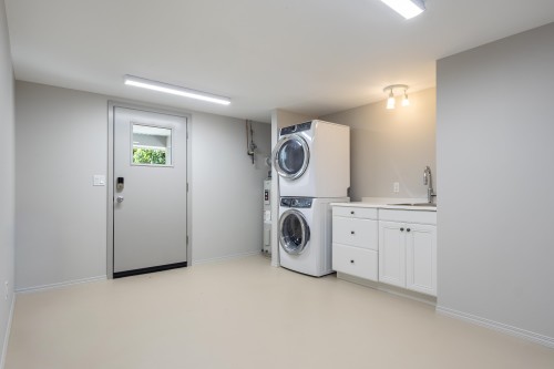 5714 Trail Avenue, Sechelt, BC - Indoor Photo Showing Laundry Room