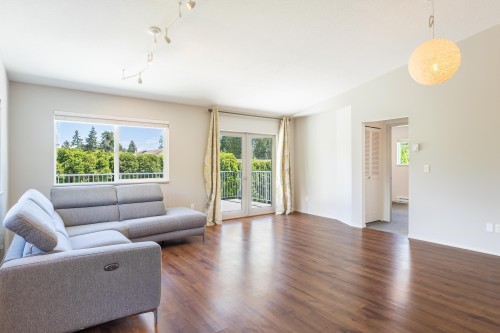 5714 Trail Avenue, Sechelt, BC - Indoor Photo Showing Living Room