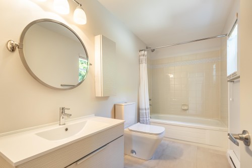 5714 Trail Avenue, Sechelt, BC - Indoor Photo Showing Bathroom