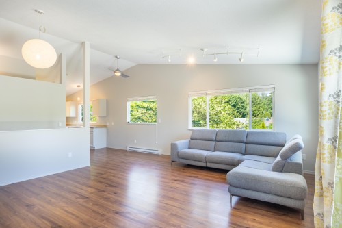 5714 Trail Avenue, Sechelt, BC - Indoor Photo Showing Living Room