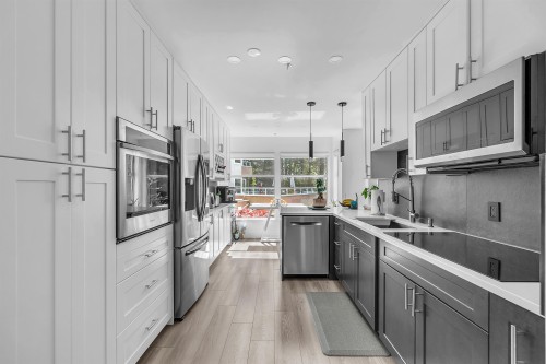 8-2425 Edgemont Boulevard, North Vancouver, BC 