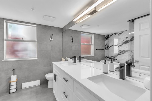 8-2425 Edgemont Boulevard, North Vancouver, BC 