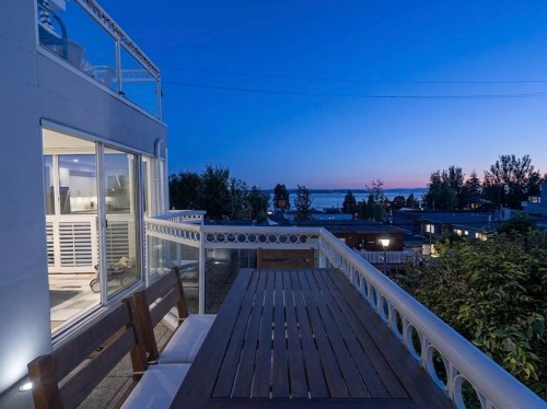 202-2440 Haywood Avenue  West Vancouver, BC V7V 1Y1