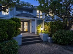 202-2440 Haywood Avenue  West Vancouver, BC V7V 1Y1