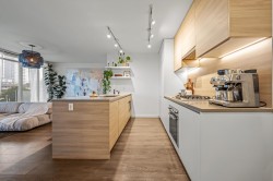 504-652 Whiting Way Coquitlam, BC V3J 0K3